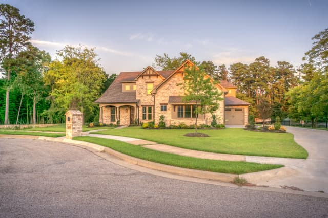 Suburban home exterior with curb appeal in Middle Tennessee
